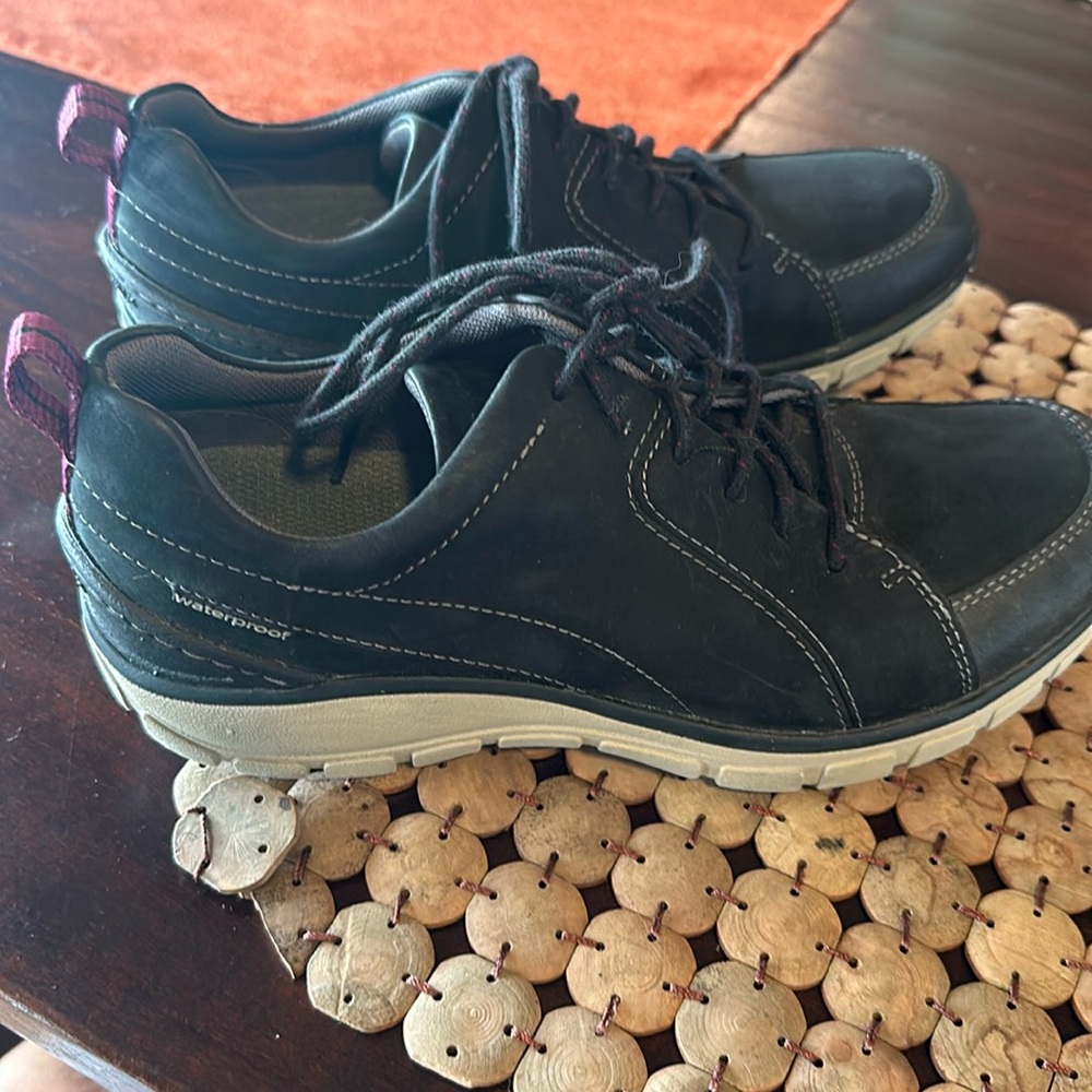 Clarks Wave Walk Nubuck Leather Waterproof Sneaker ladies size 6-1/2